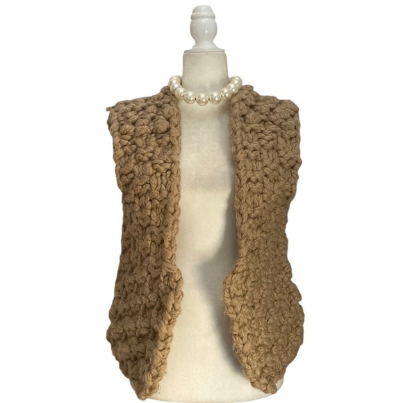 Allude Chunky Knit Sleeveless Sweater Vest in Caramel - Picture 2 of 11